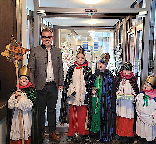 Aktion Dreikönigssingen 2024 – Sternsinger:innen im Puchheimer Rathaus