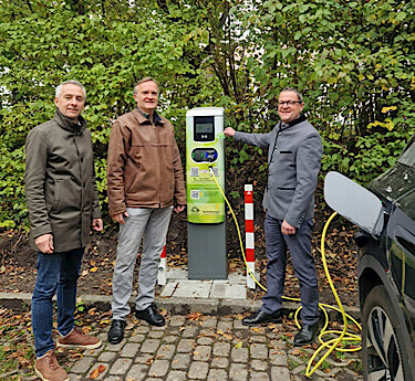 Neue E-Ladesäule der KommEnergie – Puchheims E-Ladeinfrastruktur weiter ausgebaut