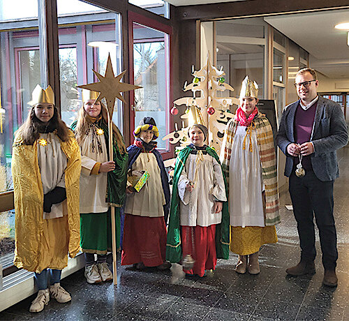 Aktion Dreikönigssingen 2023 – Sternsinger:innen im Puchheimer Rathaus