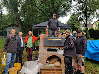 Gruppenbild vor dem Ofen des Backhauses