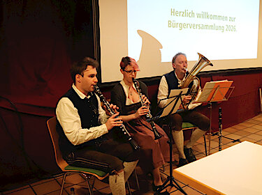 Oboenspieler, Oboenspielerin und Tubaspieler beim Musizieren