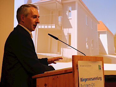 Erster Bürgermeister Seidl bei seinem Bericht