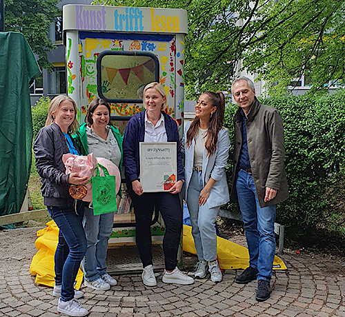 Grundschule am Gernerplatz – Feierliche Eröffnung der Büchertauschzelle: Kunst trifft Lesen