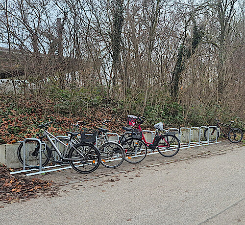 Neue Fahrradständer am Puchheimer Sportzentrum