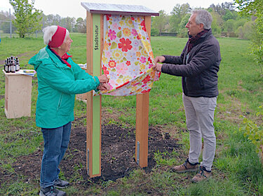 Dagmar Koch und Norbert Seidl entfernen das Tuch, mit dem die Infotafel verhüllt ist. Dagmar Koch und Norbert Seidl entfernen das Tuch, mit dem die Infotafel verhüllt ist.
