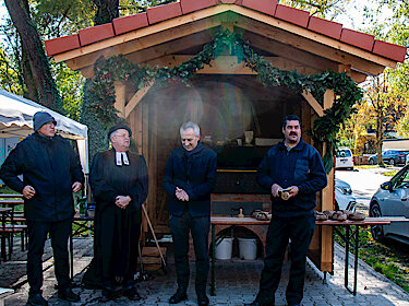 Pfarrer Stefan Menzel, Pfarrer Alexander Bauer, Erster Bürgermeister Norbert Seidl und Sergius Ruppaner stehen bei der Eröffnung vor dem Backhaus.