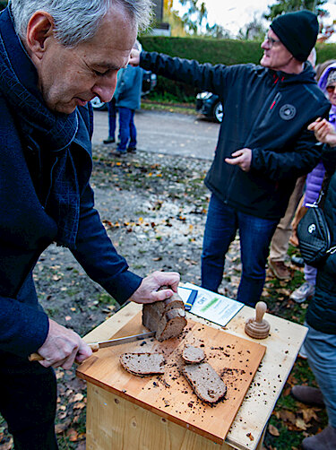 Bürgermeister Seidl beim Brotschneiden