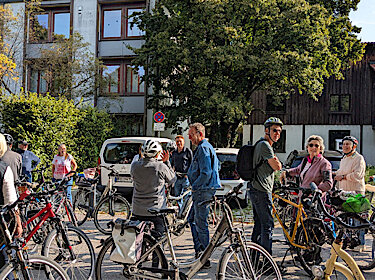 Einige Fahrräder und Radler:innen vor dem Puchheimer Rathaus