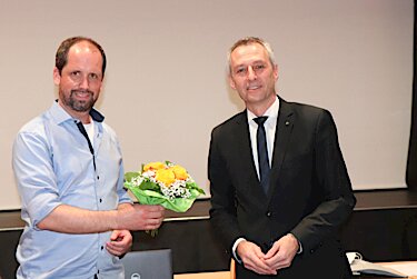 Foto Mitgliedswechsel im Puchheimer Stadtrat Dominik Dirnberger und Bürgermeister Norbert Seidl