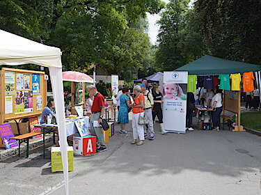 Blick auf die Stände und die Besucher:innen der Freiwilligenmesse