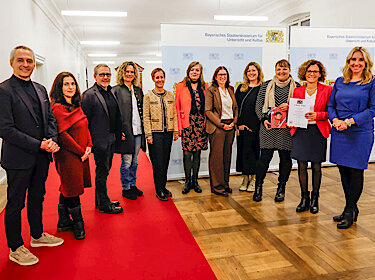 Gruppenbild, Schulleiterin de la Camp hält die Urkunde zur Auszeichnung