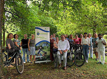 Gruppenbild mit Stadtradeln-Banner, Fahrrädern und Lastenrad Gruppenbild mit Stadtradeln-Banner, Fahrrädern und Lastenrad