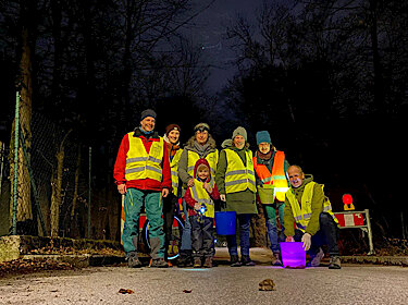 Gruppenbild der Helferinnen und Helfer, im Vordergrund zwei Kröten Gruppenbild der Helferinnen und Helfer, im Vordergrund zwei Kröten