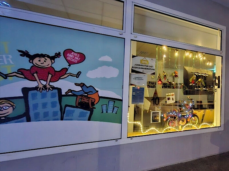 Adventlich geschmücktes Schaufenster des Stadtteilzentrums mit Lichterketten