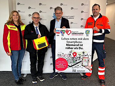 Gruppenbild mit einem Banner der Region der Lebensretter Gruppenbild mit einem Banner der Region der Lebensretter