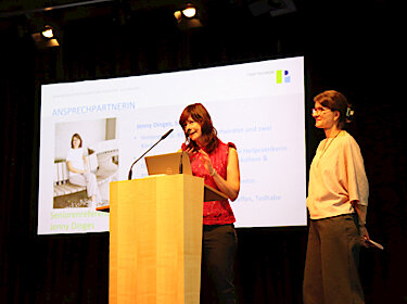 Verena Weyland und Jenny Dinges auf der Bühne des PUC Verena Weyland und Jenny Dinges auf der Bühne des PUC