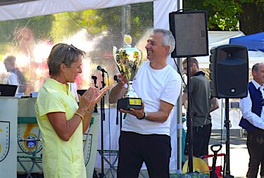 Martina Drechsler neben Norbert Seidl, der den Stadtradeln-Pokal hält