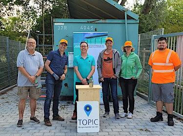 Gruppenbild vor einem Container Gruppenbild vor einem Container