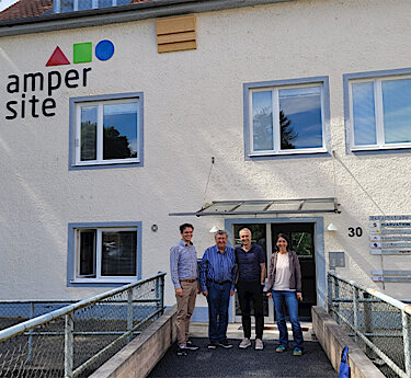 Felix Kretz, Franz Höfelsauer, Norbert Seidl und Sonja Weinbuch vor dem Bürogebäude