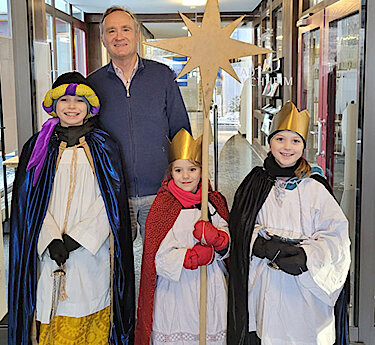 Zweiter Bürgermeister Dr. Sengl steht hinter drei Kindern, die als Sternsingerinnen und Sternsinger verkleidet sind. Zweiter Bürgermeister Dr. Sengl steht hinter drei Kindern, die als Sternsingerinnen und Sternsinger verkleidet sind.