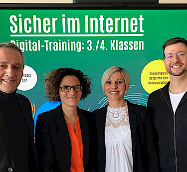 Erster Bürgermeister Norbert Seidl, Dr. Margret de la Camp (Rektorin Grundschule Süd), Christiane Smolinsky (komm. Schulleiterin Laurenzer Grundschule) sowie Medientrainer Daniel Dell‘Aquia