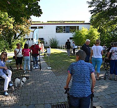 Personen auf dem Rollator-Parcours Personen auf dem Rollator-Parcours