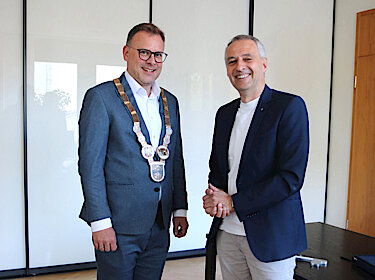 Thomas Hofschuster und Norbert Seidl, Hofschuster trägt die Amtskette mit den Wappen von Puchheim, Bayern und Deutschland um den Hals. 